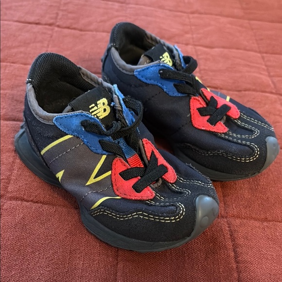 New Balance Black and Red Sneakers with Mesh Design kids 6 toddler - Picture 1 of 4